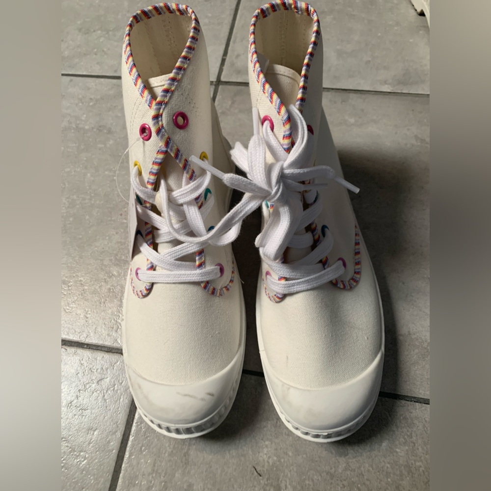 PAIR OF SO GOODS FOR LIFE HIGH TOP TENNIS SHOES. SIZE 8 1/2. NWT